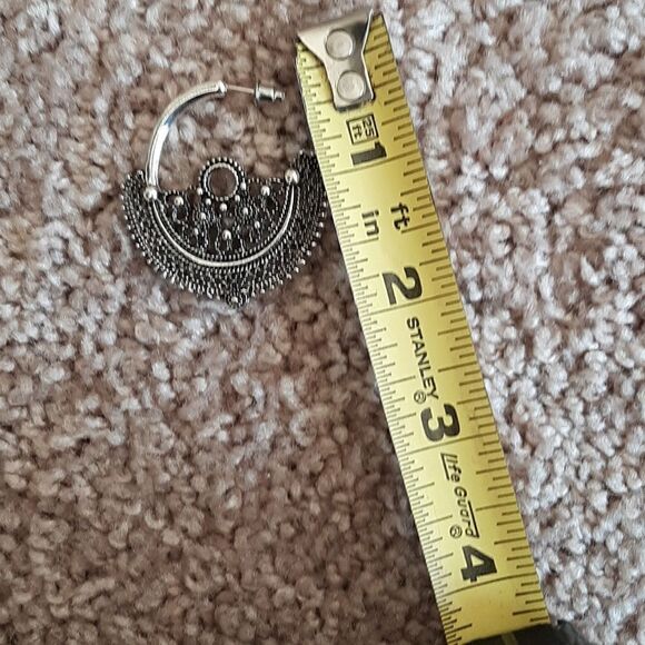 NWOT  Boho style lace hollow carved flower C shaped earrings - Picture 4 of 5